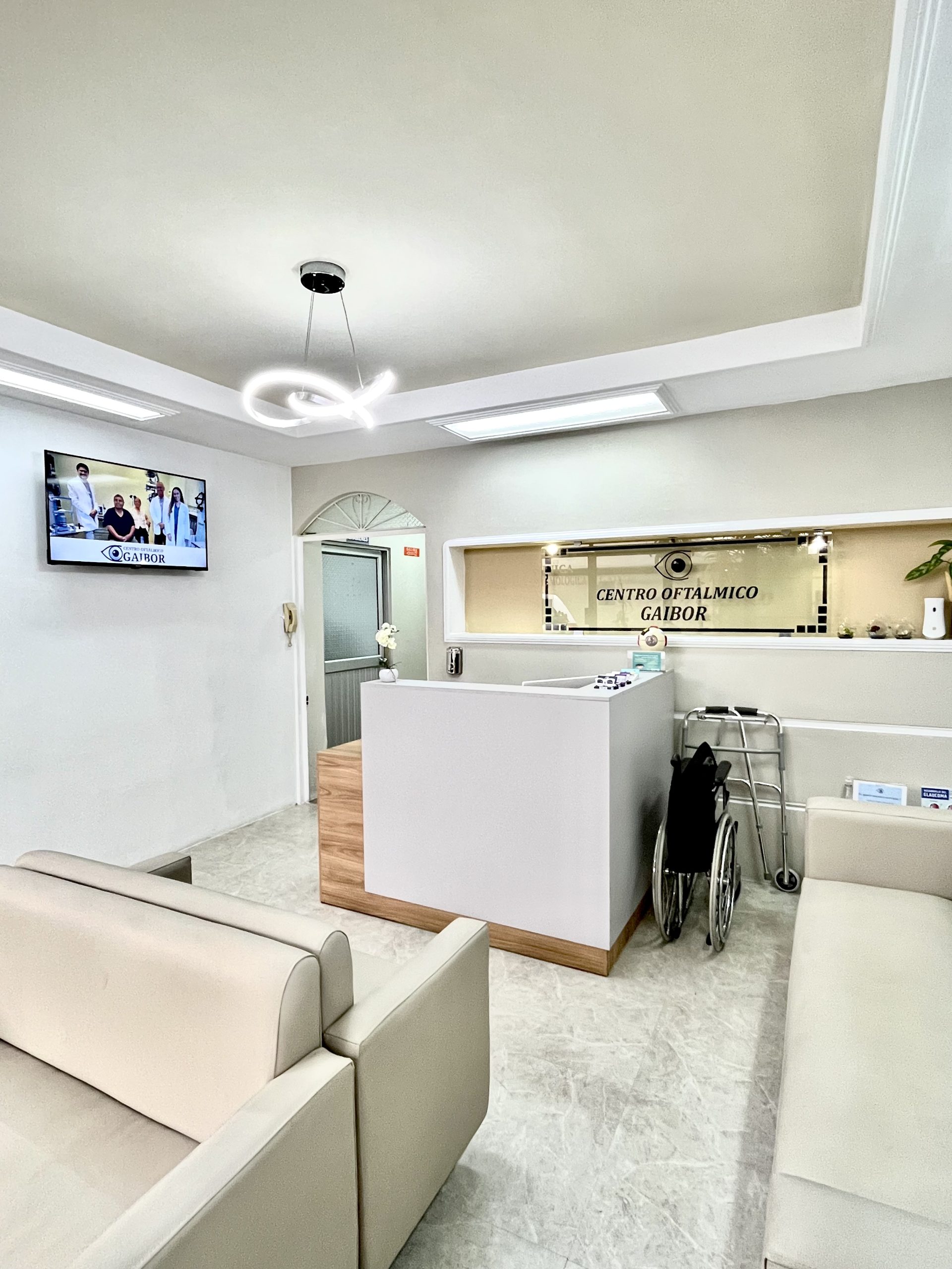SALA DE ESPERA CENTRO OFTALMICO GAIBOR OFTALMOLOGOS CENTRO OFTALMICO GAIBOR